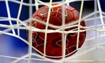 Ballon de handball rouge dans le but lors d'un match.