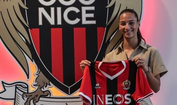 Nihed Naili avec maillot de l’OGC Nice lors de la signature.