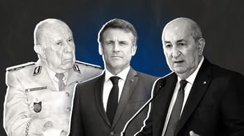 Trois hommes politiques en discussion, symbolisant les tensions diplomatiques.