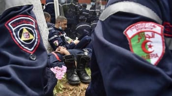 Agents de la Protection civile algérienne lors d'une intervention en Libye.