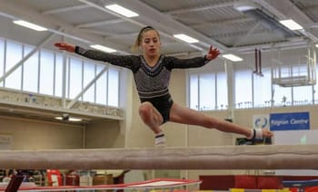 Kaylia Nemour en pleine performance lors du Défi de Gymnastique.