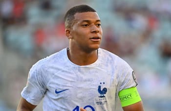 Kylian Mbappé portant le maillot de l'équipe de France.