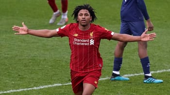 Yasser Larouci célébrant sur le terrain lors d'un match de football.