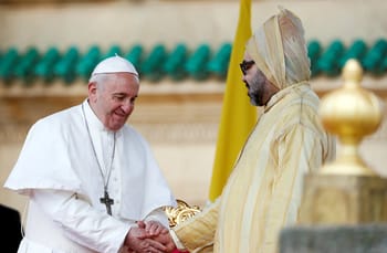 Le pape François serre la main d'un leader marocain lors d'une rencontre officielle.