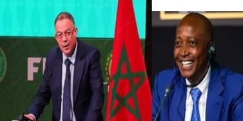 Deux hommes lors d'une conférence de presse avec drapeau marocain en arrière-plan.