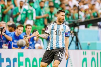 Lionel Messi célèbre un but avec passion lors d'un match de football.