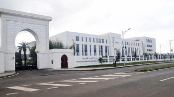 Bâtiment du ministère de l'Intérieur en Algérie, moderne et blanc.