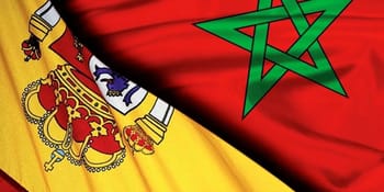 Drapeaux du Maroc et de l'Espagne côte à côte avec un symbole vert étoilé.
