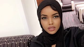 Femme voilée lors du concours Miss Egypte, portrait en intérieur.