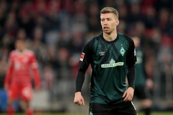 Mitchell Weiser joueur de football en action sur le terrain.