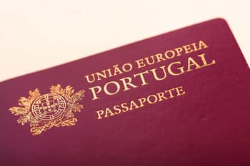 Passeport portugais avec emblème officiel et texte en portugais.