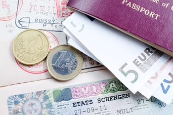 Passeport, euros, et documents de voyage pour visa Schengen.