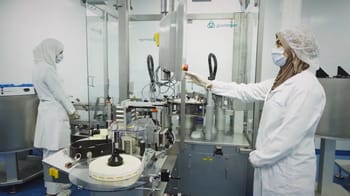 Techniciens en laboratoire pharmaceutique en Algérie.