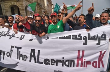 Manifestants algériens demandant la libération des manifestants du Hirak.