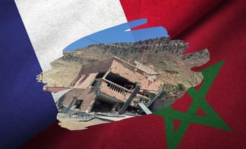 Image du séisme au Maroc avec drapeaux français et marocain.