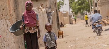 Enfants dans un quartier du Niger, contexte de crise humanitaire.