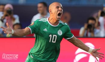 Sofiane Feghouli célèbre lors d'un match de football avec l'équipe d'Algérie.
