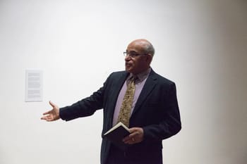 Homme en costume parlant lors d'une conférence sur l'église protestante.