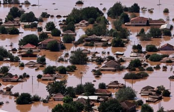 Inondations dévastatrices en Algérie et Libye, maisons submergées.