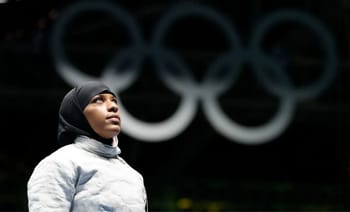 Athlète féminine portant un hijab lors d'une compétition olympique.
