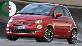 Voiture Fiat 500 rouge en déplacement sur la route en Algérie.