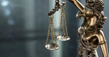 Statue de la justice avec balance en bronze, symbole de justice en Algérie.