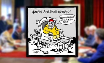 Caricature de Mohammed VI assis sur des décombres, évoquant la crise au Maroc.
