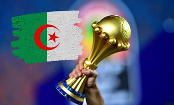 Main tenant une coupe d'Afrique avec drapeau algérien en arrière-plan.