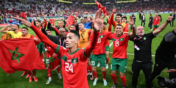 Les joueurs marocains célèbrent leur succès sur le terrain.