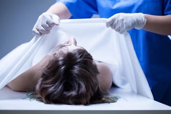 Femme décédée sous un drap, enquête en cours en Algérie.