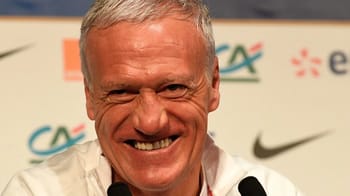 Didier Deschamps souriant lors d'une conférence de presse.