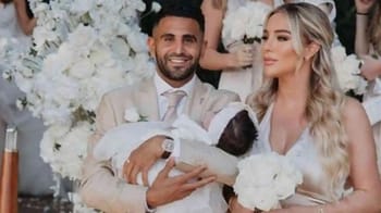 Riyad Mahrez avec sa famille lors d'un mariage surprise en Algérie.