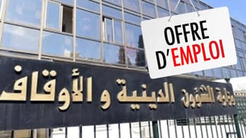 Panneau d'offre d'emploi devant le ministère en Algérie.