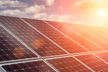 Installation de panneaux solaires pour énergie renouvelable en Algérie.