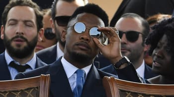 Paul Biya portant des lunettes lors d'une réunion officielle.