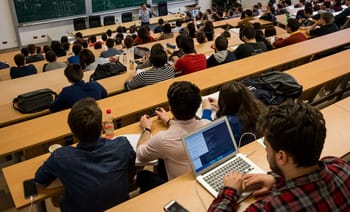 Étudiants en classe universitaire en France, cours en présentiel.