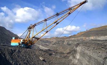 Grue d'extraction minière dans un site de ressources naturelles.
