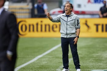 Farid Benstiti en action sur le terrain de football.