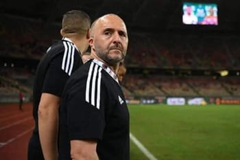 Coach Belmadi sur le terrain lors d'un match de football.