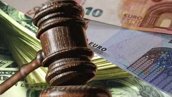 Marteau de juge avec billets et euros en arrière-plan.