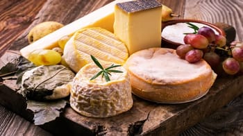 Sélection de fromages traditionnels algériens avec raisins et miel.