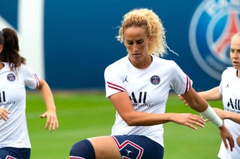 Kheira Hamraoui en action lors d'un entraînement du PSG féminin.