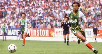 Footballeur en action sur le terrain lors d'un match de football.