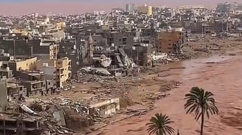 Ville endommagée par des inondations avec débris et eaux de crue.
