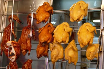 Poulets rôtis suspendus dans une boucherie en Algérie.