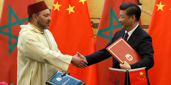 Représentants du Maroc et de la Chine lors d'une signature officielle.