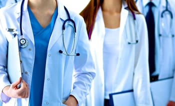 Groupe de médecins avec stéthoscopes lors d'une réunion professionnelle.