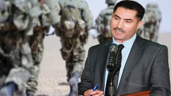 Mohamed Laagab lors d'une allocution officielle en uniforme militaire.