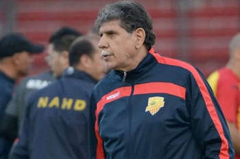 Ighil Meziane en tenue de sport lors d'un événement footballistique.