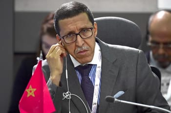 Omar Hilale en discussion lors de la confrontation à l'ONU sur le Sahara.